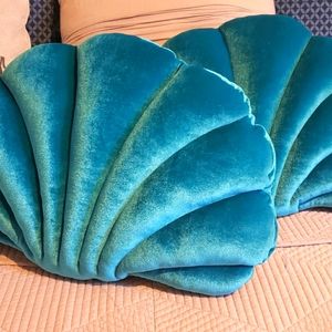 Pair of Seashell DecorativeThrow Pillow